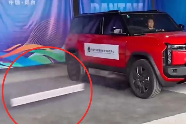 Pin có thể đẩy ra khỏi xe theo chiều ngang nếu có nguy hiểm xảy ra.