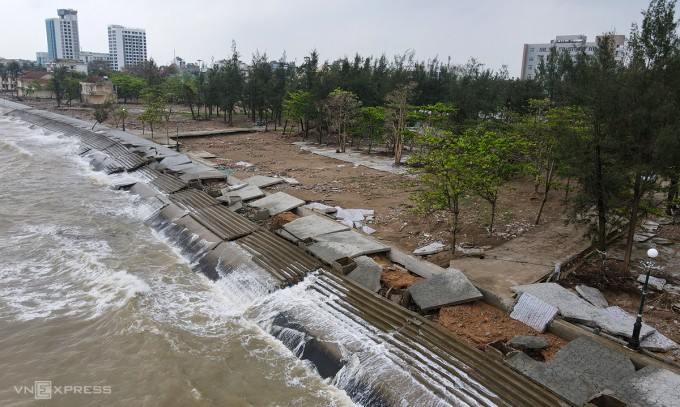 Kè biển Cửa Lò hư hỏng sau bão, ngày 18/10. Ảnh: Đức Hùng