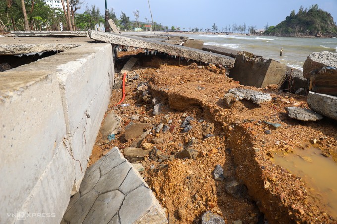 Nền kè bị xói lở, tạo lỗ hổng lớn sau khi các tấm bêtông đặt ở phía trên bị vỡ. Ảnh: Đức Hùng