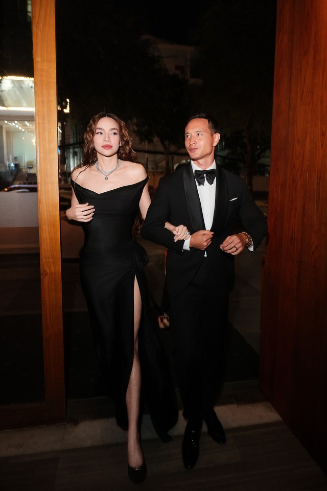 Cặp đôi lựa chọn trang phục cùng tông màu đen, thần thái tựa minh tinh Hollywood và quyến rũ.