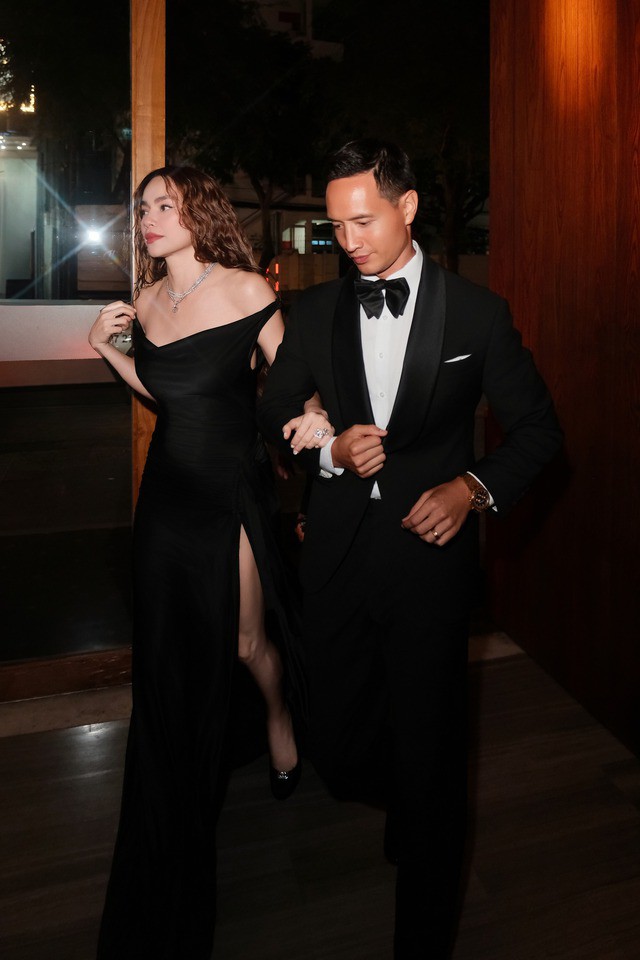 Nữ hoàng giải trí xuất hiện trong bộ đầm dạ hội trễ vai ôm sát, tôn vóc dáng thanh mảnh. Điểm nhấn của trang phục là chi tiết xẻ tà phía trước, khéo léo khoe đôi chân dài.