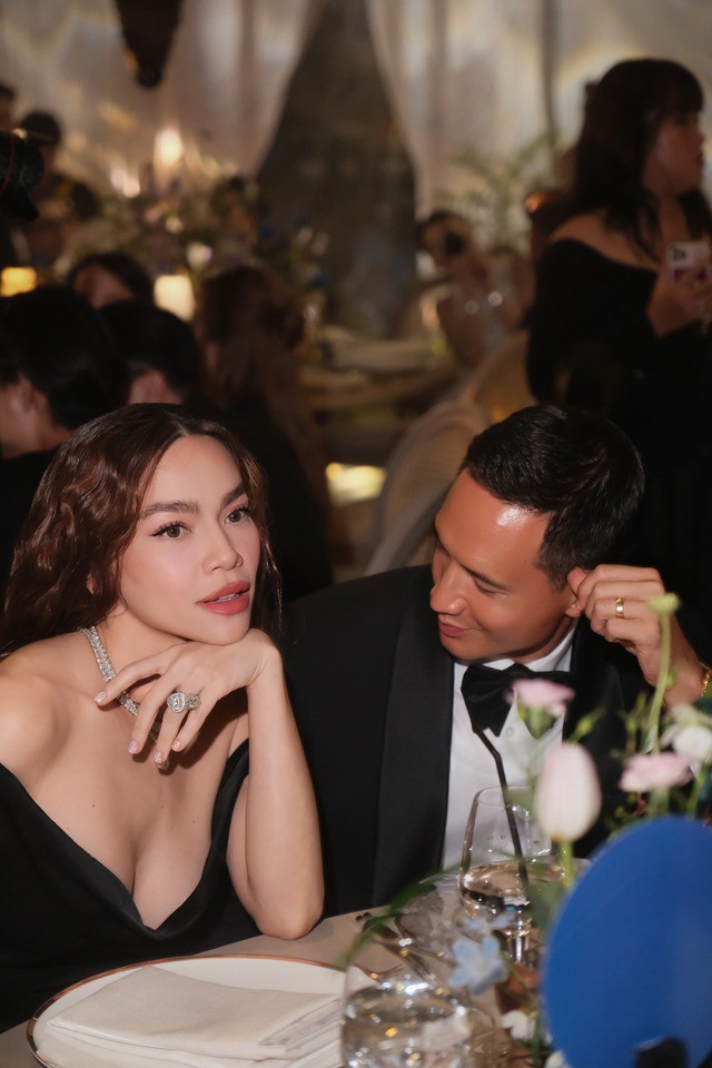 Hồ Ngọc Hà khoe trọn nhan sắc quyến rũ trong sự kiện.