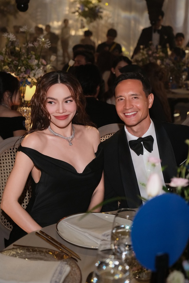 Kim Lý chọn bộ suit đen từ thương hiệu của mình với phom dáng chuẩn mực và đường cắt tinh tế. Cặp đôi ghi điểm bằng sự đồng điệu trong phong cách chọn đồ.