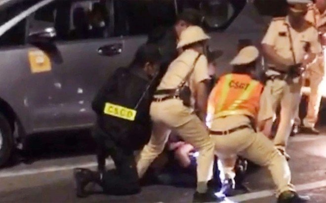 Lực lượng công an khống chế bắt tên cướp xe ô tô trong một vụ án...