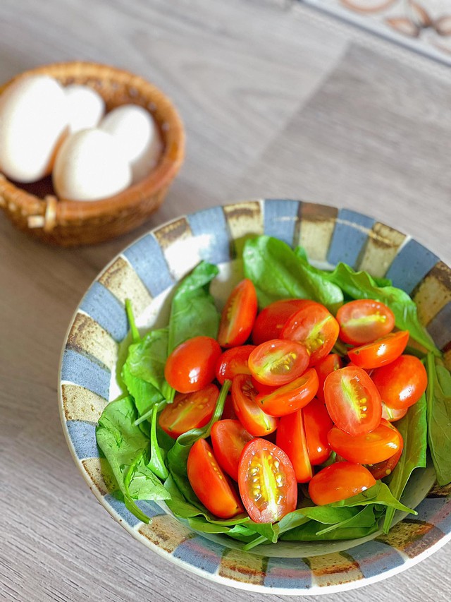 Cải bó xôi, cà chua bi rửa sạch để ráo nước.