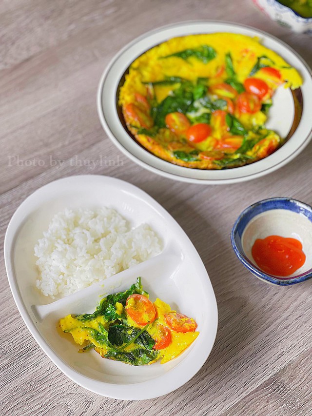 Hoặc cắt vào khay ăn cho trẻ. Đây là món ăn cực cuốn với trẻ nhỏ, cả về hình thức lẫn sự ngon miệng.
