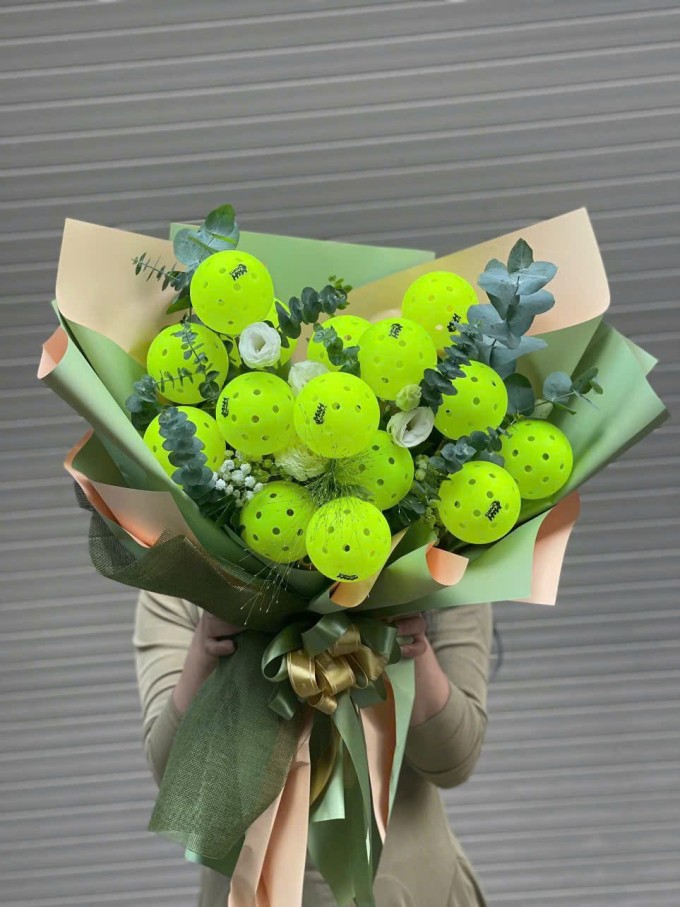 Cùng với việc lên ngôi của bộ môn pickleball năm nay, bó hoa được kết từ những trái bóng nhựa được nhiều người quan tâm vì giá trị sử dụng cao và tính độc đáo.