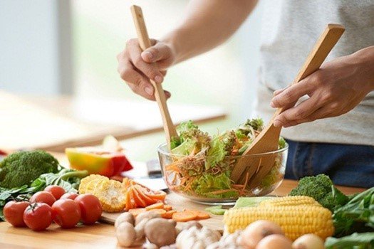 Ăn uống cân bằng dinh dưỡng giúp bạn trẻ lâu. Ảnh minh họa