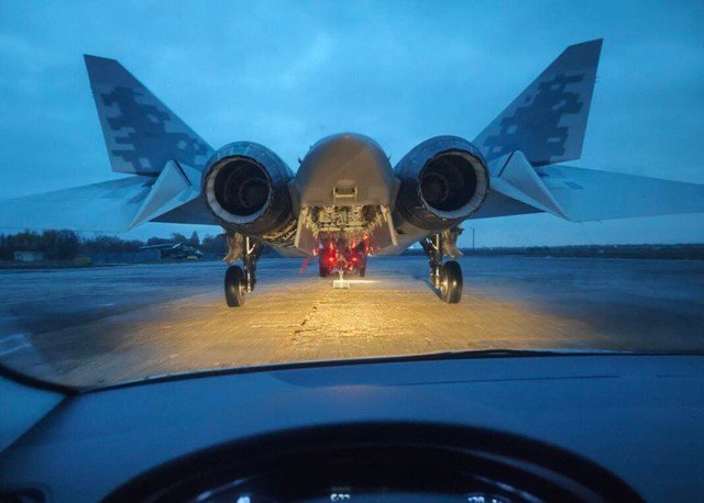 Bức ảnh hiếm hé lộ khoang vũ khí bí ẩn của Su-57 Nga. (Nguồn: X)