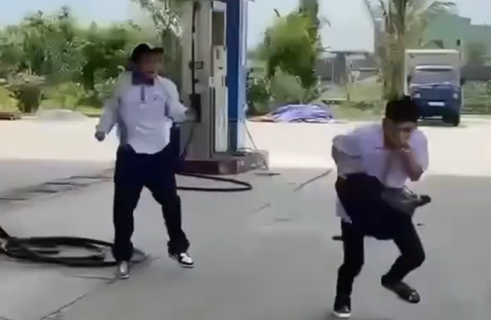 Hiện trường nơi nam sinh lớp 12 bị bạn cùng trường đâm tử vong. Ảnh cắt từ clip