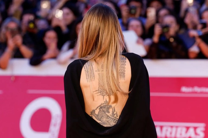 Angelina Jolie khoe những hình xăm lớn trong buổi ra mắt phim hôm thứ Bảy ở Rome, Italy. Ảnh: Reuters