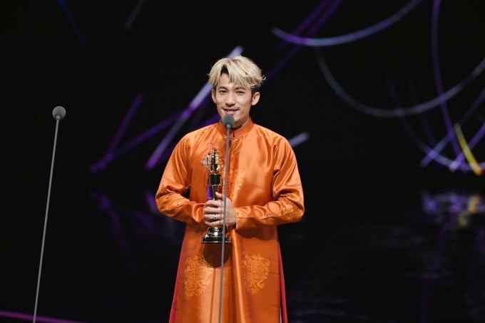 Liên Bỉnh Phát nhận giải "Best Actor", còn gọi là thị đế, của giải thưởng Kim Chung, tối 18/10. Ảnh: Golden Bell Awards