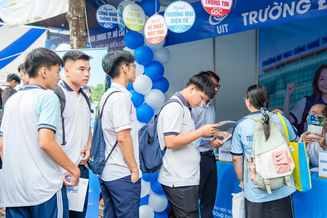 Học sinh tham gia ngày hội tư vấn tuyển sinh đại học năm 2025.