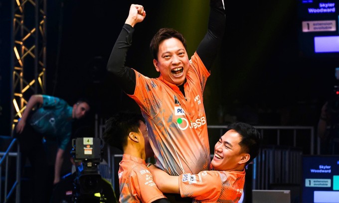 AJ Manas (trái) và Johann Chua (phải) bế Dương Quốc Hoàng sau khi anh thắng Skyler Woodward ở trận thứ chín, giải pool 9 bi Reyes Cup 2025 tại Manila, Philippines tối 18/10. Ảnh: Matchroom