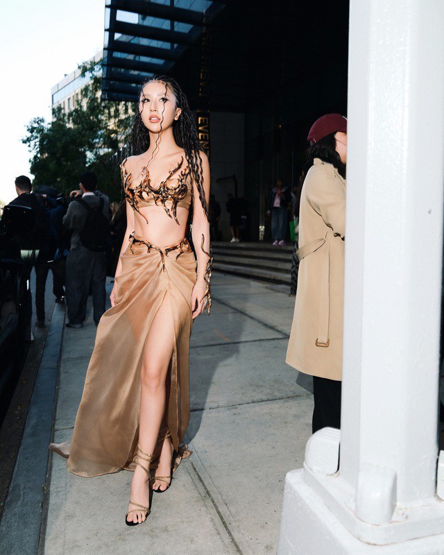 Quỳnh Anh Shyn là đại diện duy nhất của Việt Nam tham dự Victoria's Secret﻿ Fashion Show 2025. Cô khiến dân tình "bùng nổ" với nhan sắc bốc lửa và bộ cánh đầy ấn tượng.