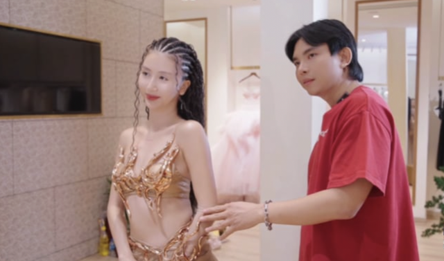 Sải bước tại sự kiện, cô nàng lựa chọn chiếc đầm ôm sát cơ thể được trang trí họa tiết 3D mạ vàng, tạo hiệu ứng như lớp giáp ánh sáng bao bọc cơ thể, làm nổi bật sự mạnh mẽ và quyền lực bên cạnh nét quyến rũ.