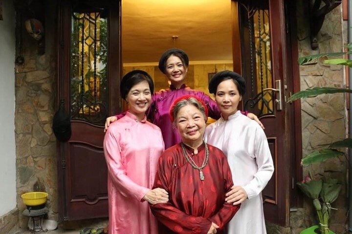 NSƯT Lê Mai cùng 3 con gái nổi tiếng.