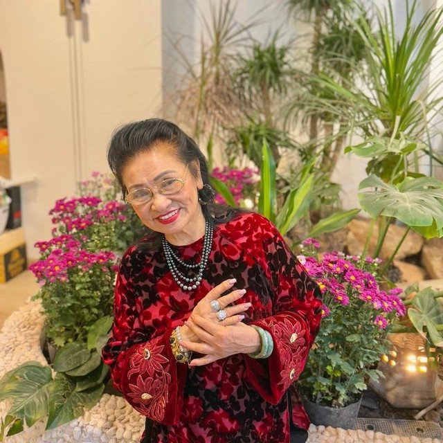 Ở tuổi U90, NSƯT Thanh Hương được các con cháu gọi là "cây hài nhân dân" bởi cách kể chuyện và sự lạc quan hiếm có.