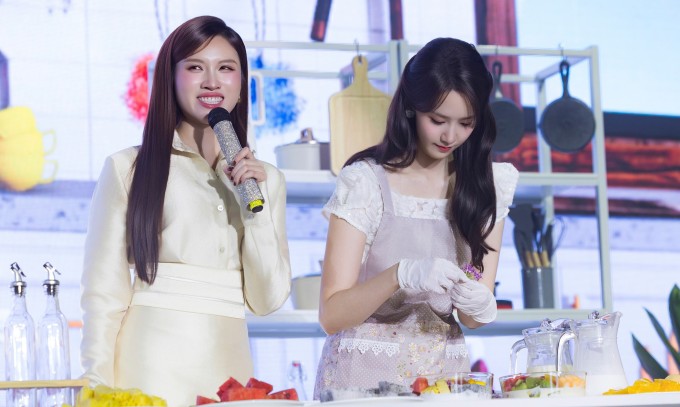 Yoona trổ tài vào bếp theo nhân vật trong phim "Ngự trù của bạo chúa". Ảnh: Phương Thanh