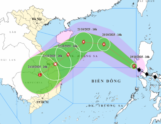 Dự báo hướng đi của bão chiều ngày 19/10. Ảnh: NCHMF