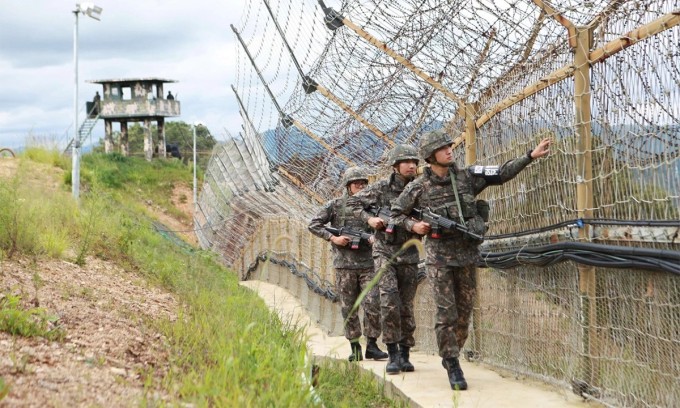 Binh sĩ Hàn Quốc tuần tra dọc đường giới tuyến tại DMZ hồi năm 2015. Ảnh: AFP