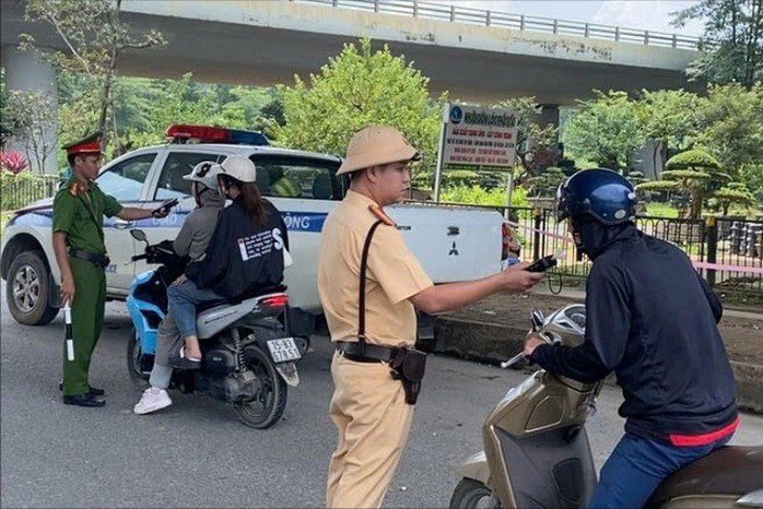 Lực lượng CSGT kiểm tra nồng độ cồn đối với người tham gia giao thông. Ảnh: T.H.