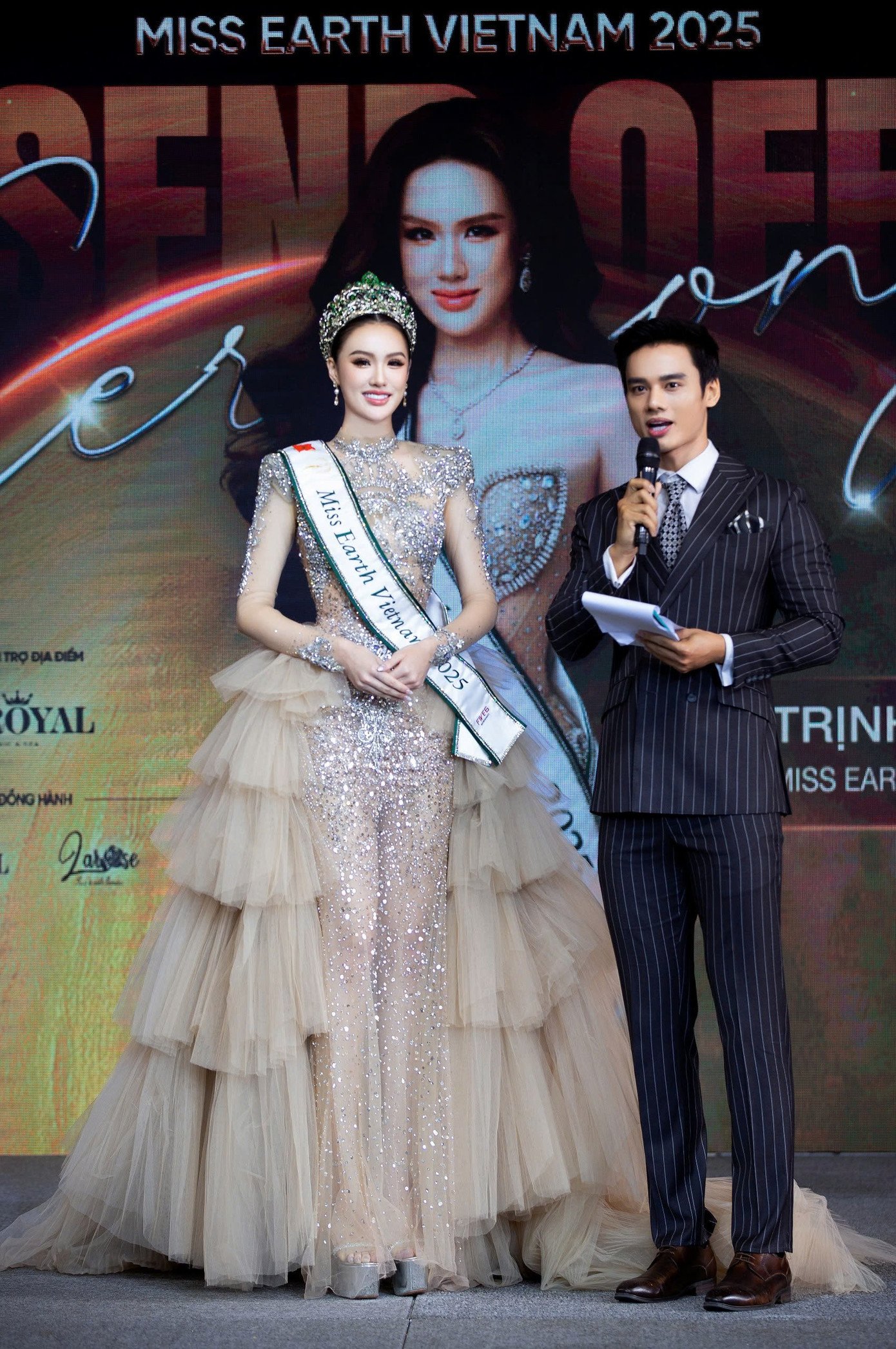 Sắc vóc Trịnh Mỹ Anh tại buổi nhận sash, vương miện chuẩn bị cho hành trình Miss Earth 2025.