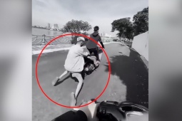 Clip: Thể hiện bốc đầu xe máy, thanh niên ngồi sau ngã cắm mặt xuống đường