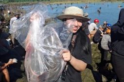 Hàng trăm người ào xuống chân đập thủy điện đánh bắt cá ngay khi ngưng xả tràn