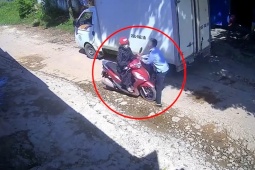Clip: Hú vía tài xế chạy cứu ô tô bị trôi dốc, húc ngã người phụ nữ đi xe máy