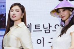 'Nữ thần' Yoona tạo dáng với nón lá