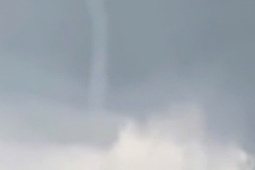 Cột lốc xoáy như vòi rồng xuất hiện tại Hà Tĩnh