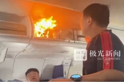 Máy bay hạ cánh khẩn cấp vì pin dự phòng bốc cháy