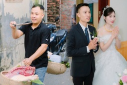 Bạn trẻ - Cuộc sống - Nhà trai gánh 20kg thịt lợn, 1 buồng cau đi hỏi cưới cô gái Hà Nội gây sốt