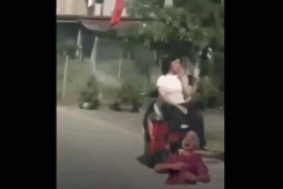 VIDEO: Hai nữ sinh “làm xiếc” trên xe máy điện