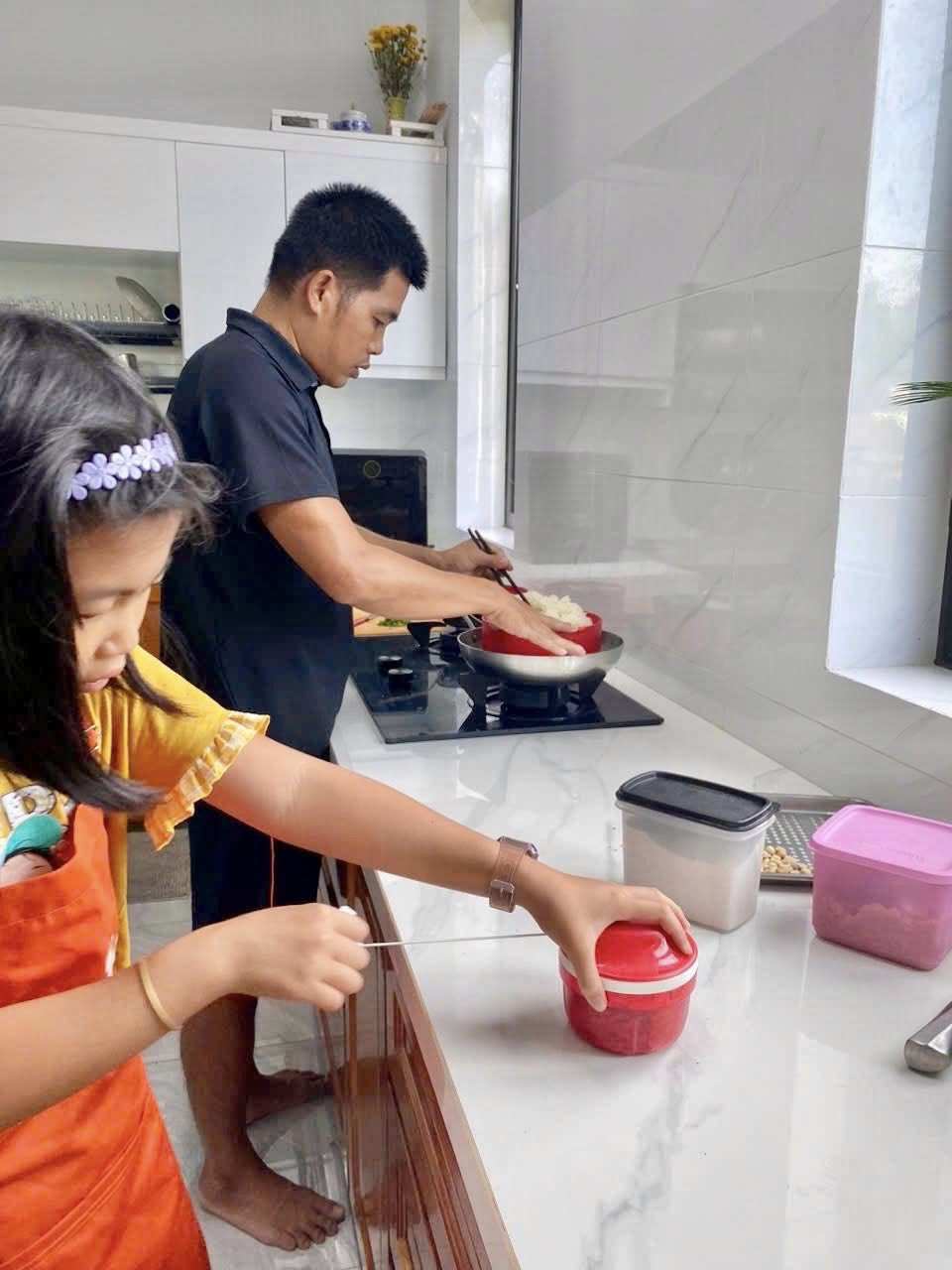 Mỗi cuối tuần, anh Đông lại hướng dẫn con gái vào bếp cùng bố. Để tạo hứng khởi và sự thích thú cho con, anh lại cùng con chọn món ăn, trong khi nấu luôn tôn trọng ý kiến của bé và tạo ra không khí vui vẻ kèm với những hướng dẫn cơ bản. 