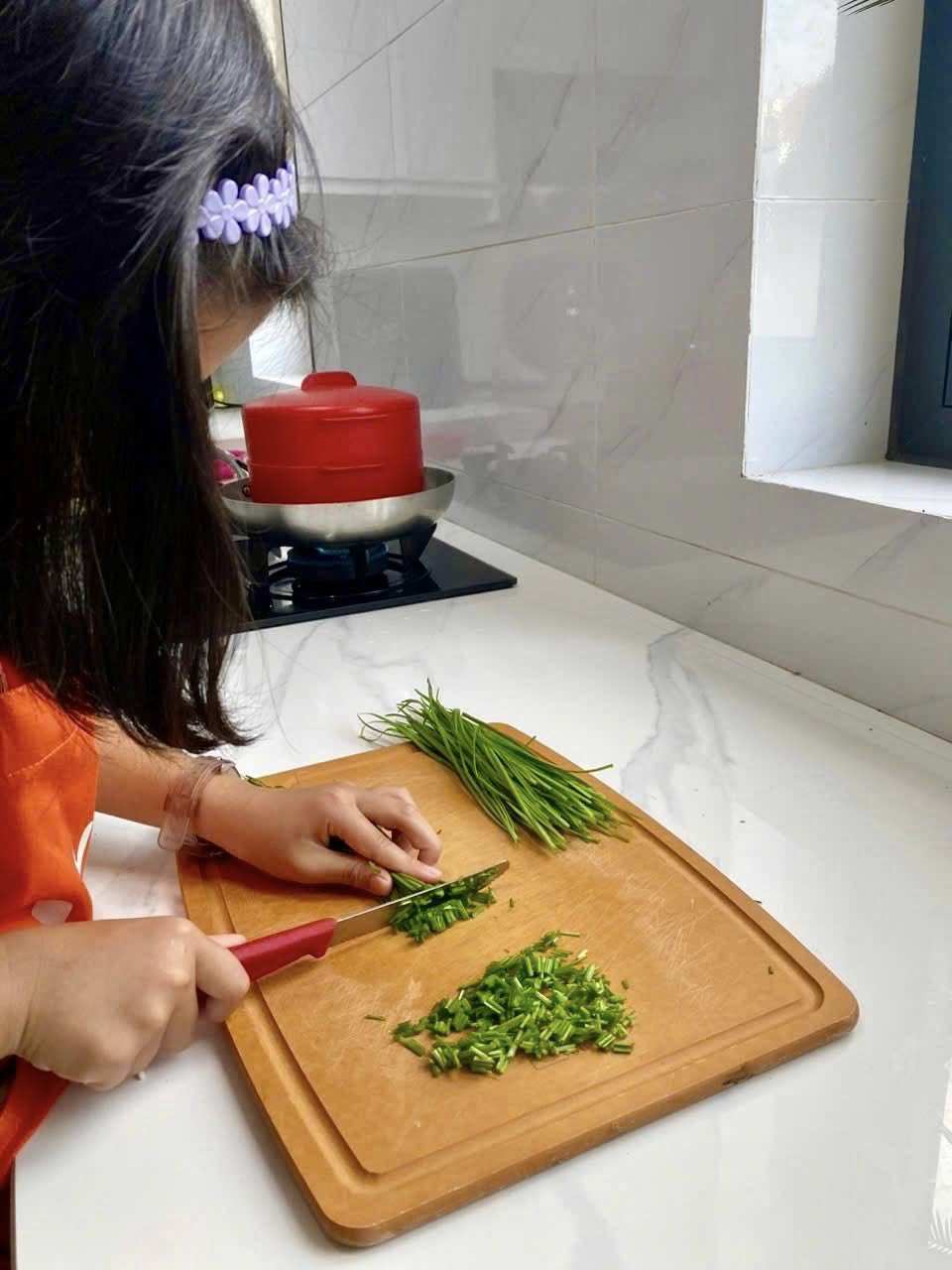 Mỗi cuối tuần, anh Đông lại hướng dẫn con gái vào bếp cùng bố. Để tạo hứng khởi và sự thích thú cho con, anh lại cùng con chọn món ăn, trong khi nấu luôn tôn trọng ý kiến của bé và tạo ra không khí vui vẻ kèm với những hướng dẫn cơ bản. 