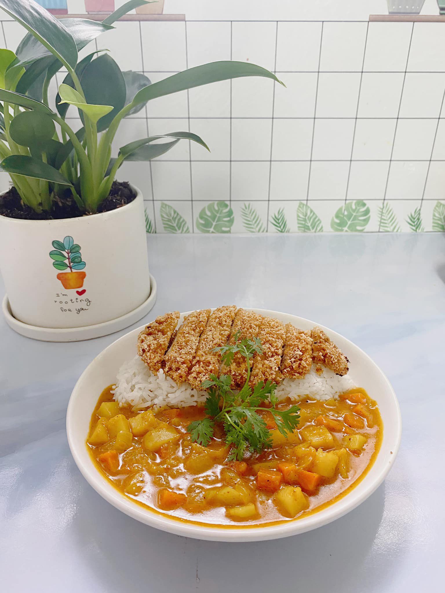 Cách làm cơm cà ri thịt chiên xù siêu ngon, không hề bị ngán - 1