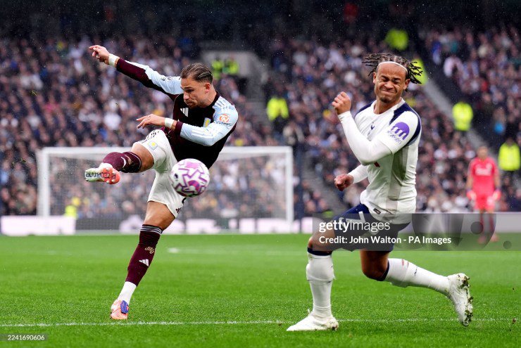 Trận đấu giữa Tottenham (áo trắng) và Aston Villa diễn ra hấp dẫn