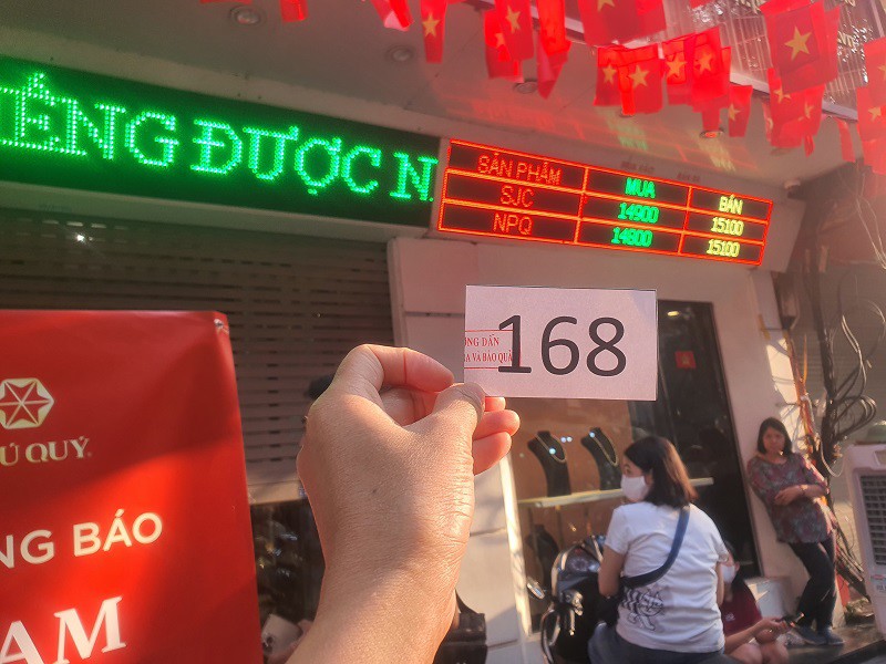 Giá vàng giảm, nhiều người vui mừng vì mua được vàng dễ hơn.