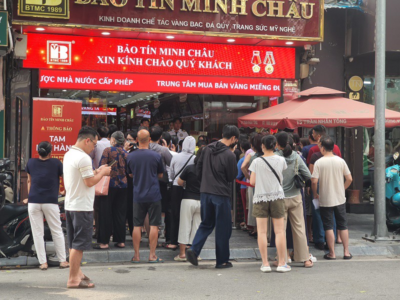 Lượng khách đứng xếp hàng mua vàng đầu giờ sáng 19/10 giảm đáng kể so với một vài ngày trước đây.