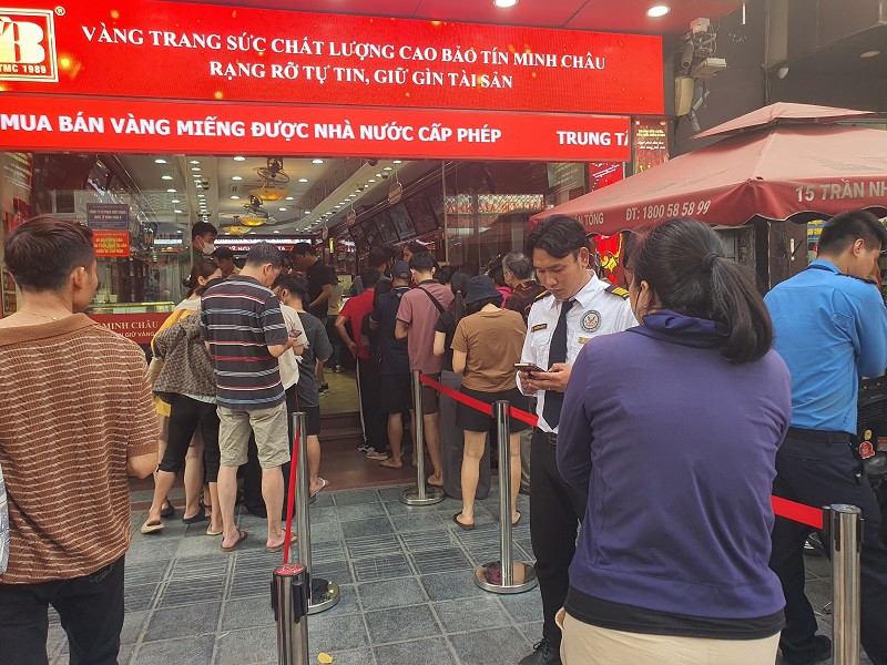 Hôm nay, lượng người đứng xếp hàng mua vàng giảm đáng kể, cửa hàng bán cho mỗi người tối đa 5 chỉ vàng nhẫn.