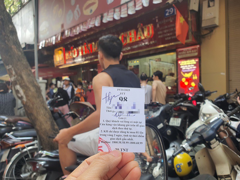 Nhiều người vui mừng khi mua được một lúc 5 chỉ vàng nhẫn trong ngày 19/10.