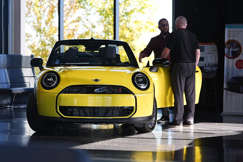 Tỉ lệ vay quá hạn mua ô tô tăng vọt, người tiêu dùng Mỹ lao đao vì giá xe tăng cao - 1