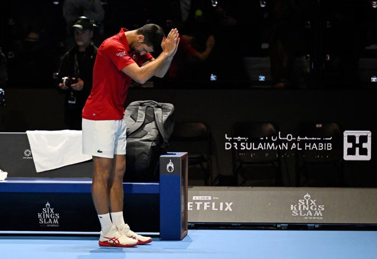 Djokovic đã gửi lời xin lỗi tới khán giả sau khi buộc phải bỏ cuộc