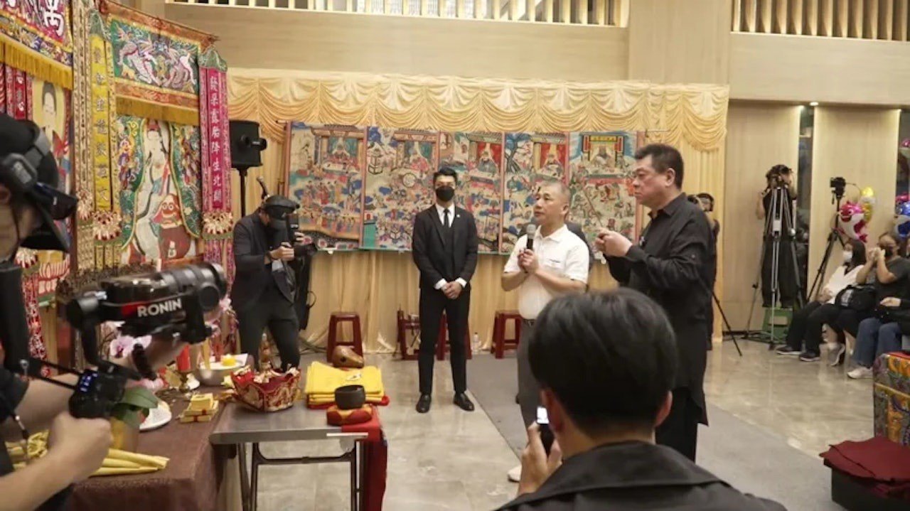 Ông Tôn Đức Vinh làm người chủ trì lễ cầu siêu.