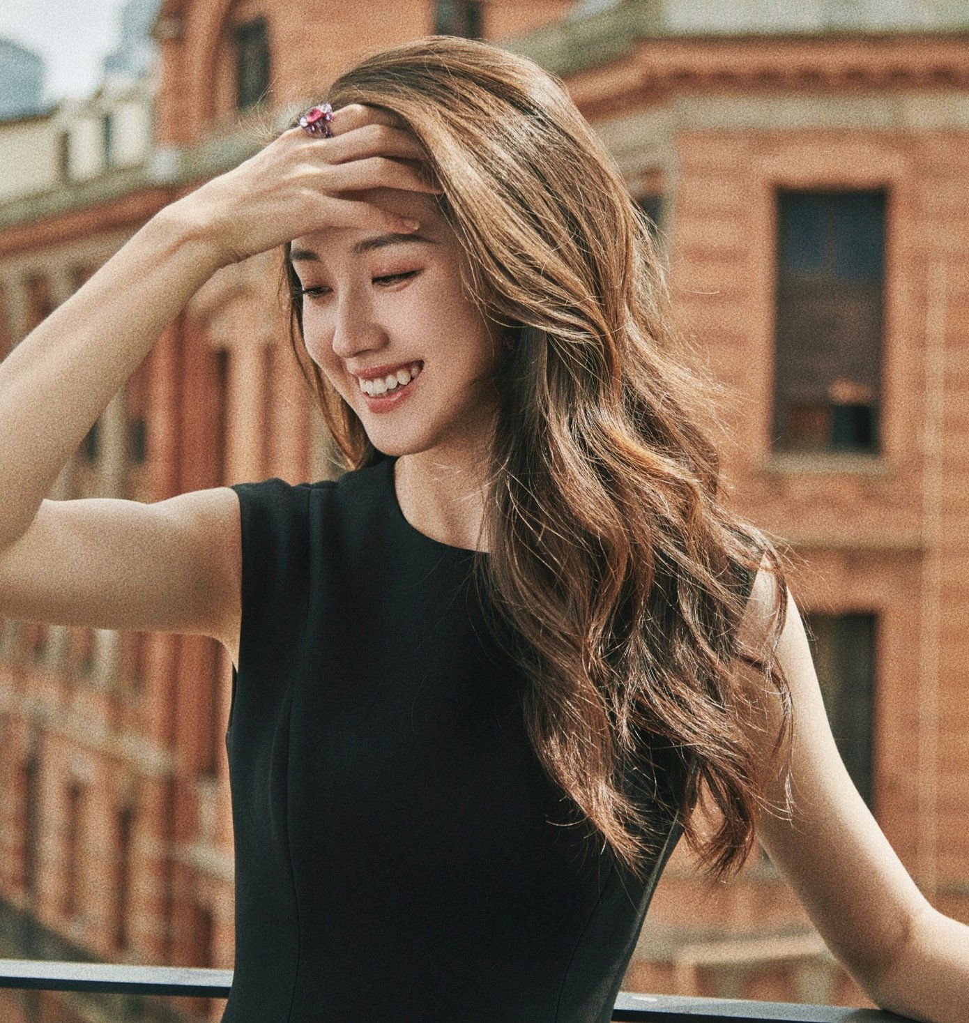 Sau khi phim gây tiếng vang, hai diễn viên còn được truyền thông mời phỏng vấn, quay quảng cáo, danh tiếng và thù lao tăng vọt. Trong bối cảnh không có bộ phim truyền hình truyền thống nào gây tiếng vang trong hai tháng qua, Hoa hồng giữa mùa hạ trở thành tác phẩm hot nhất màn ảnh xứ Trung. Nhờ đó, Quách Vũ Hân và Lưu Tiêu Húc cũng trở thành những cái tên nổi bật bậc nhất.