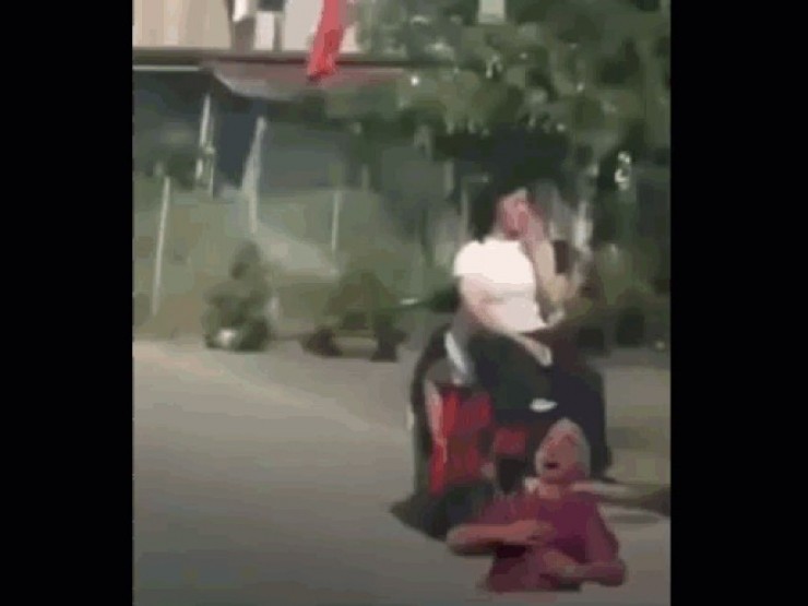 VIDEO: Hai nữ sinh “làm xiếc” trên xe máy điện