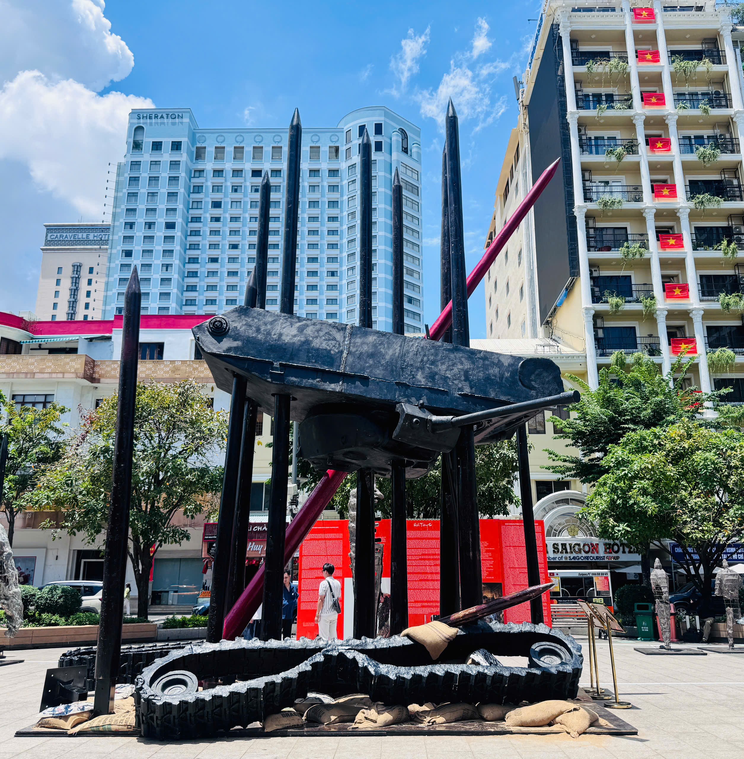 Tác giả tái hiện lại bãi cọc Bạch Đằng bằng nghệ thuật.