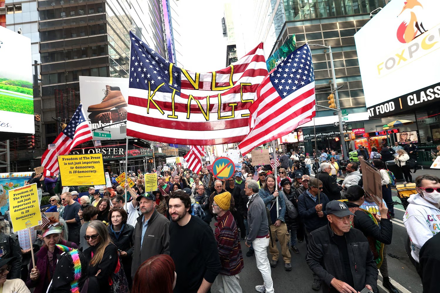 Biểu tình “No Kings” ở New York (ảnh: ABC News)